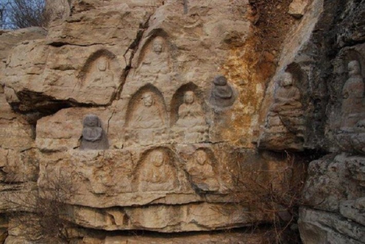 Qingfeng Mountain Cliff Statue