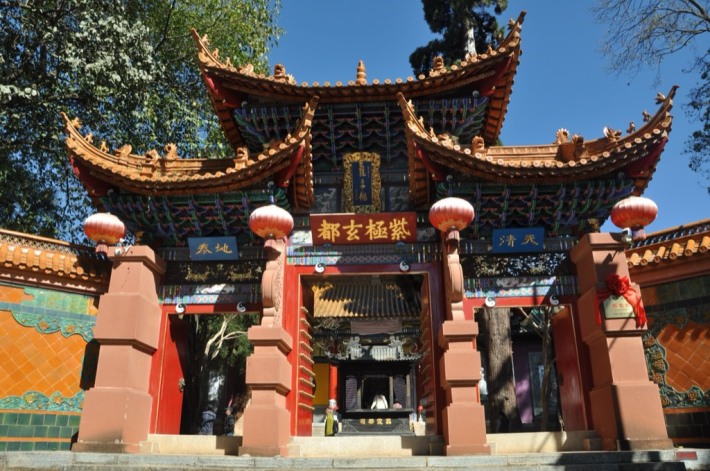 Black Dragon Pool Park (Heilongtan Park)