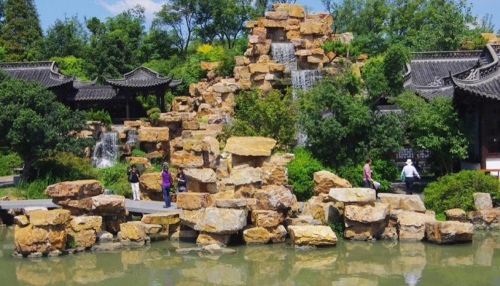Gurgling on the stone wall