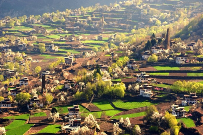Zhonglu Tibetan Village