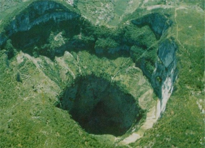 Xiaozhai Tiankeng