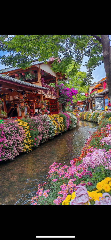 Strolling through the ancient town of Lijiang, China