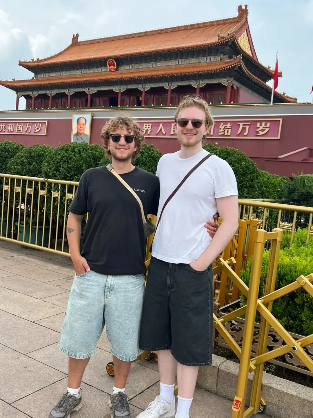 在北京的最后一天 最后天上我和我的哥哥去了天安门。我们买了上午的票, 我觉得不是最好的注意。