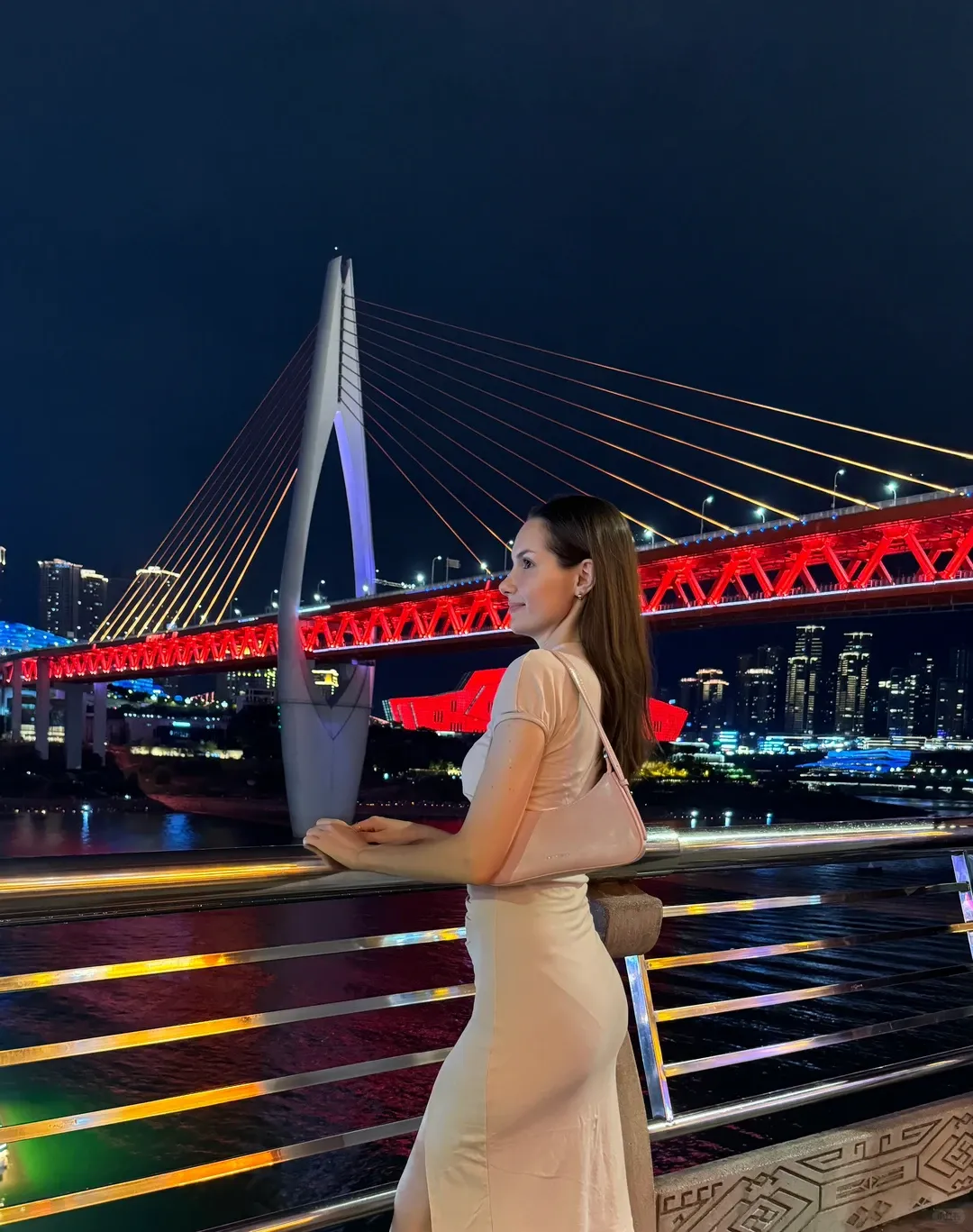 🌉 #重庆 #重庆旅游 #重庆旅游打卡 #外国人 #外国人在中国 #旅行 #重庆旅行 #拍照 #夜景