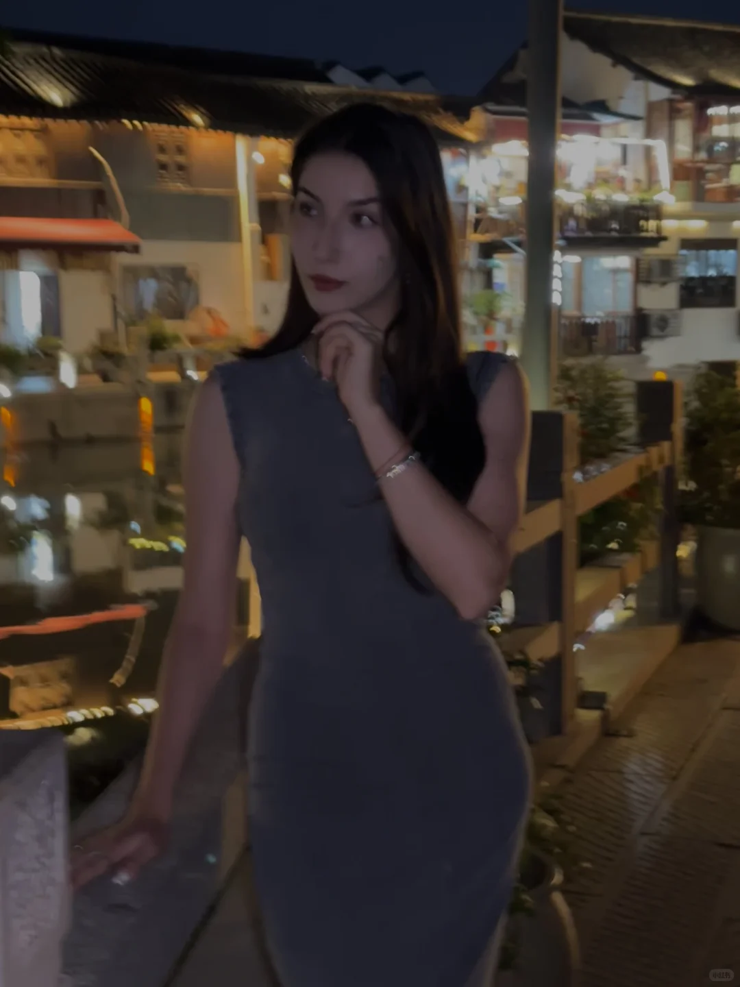 🖤 朱家角夜游｜外国人眼中的江南古镇 在华灯初上的时候，我站在了朱家角的古桥上。