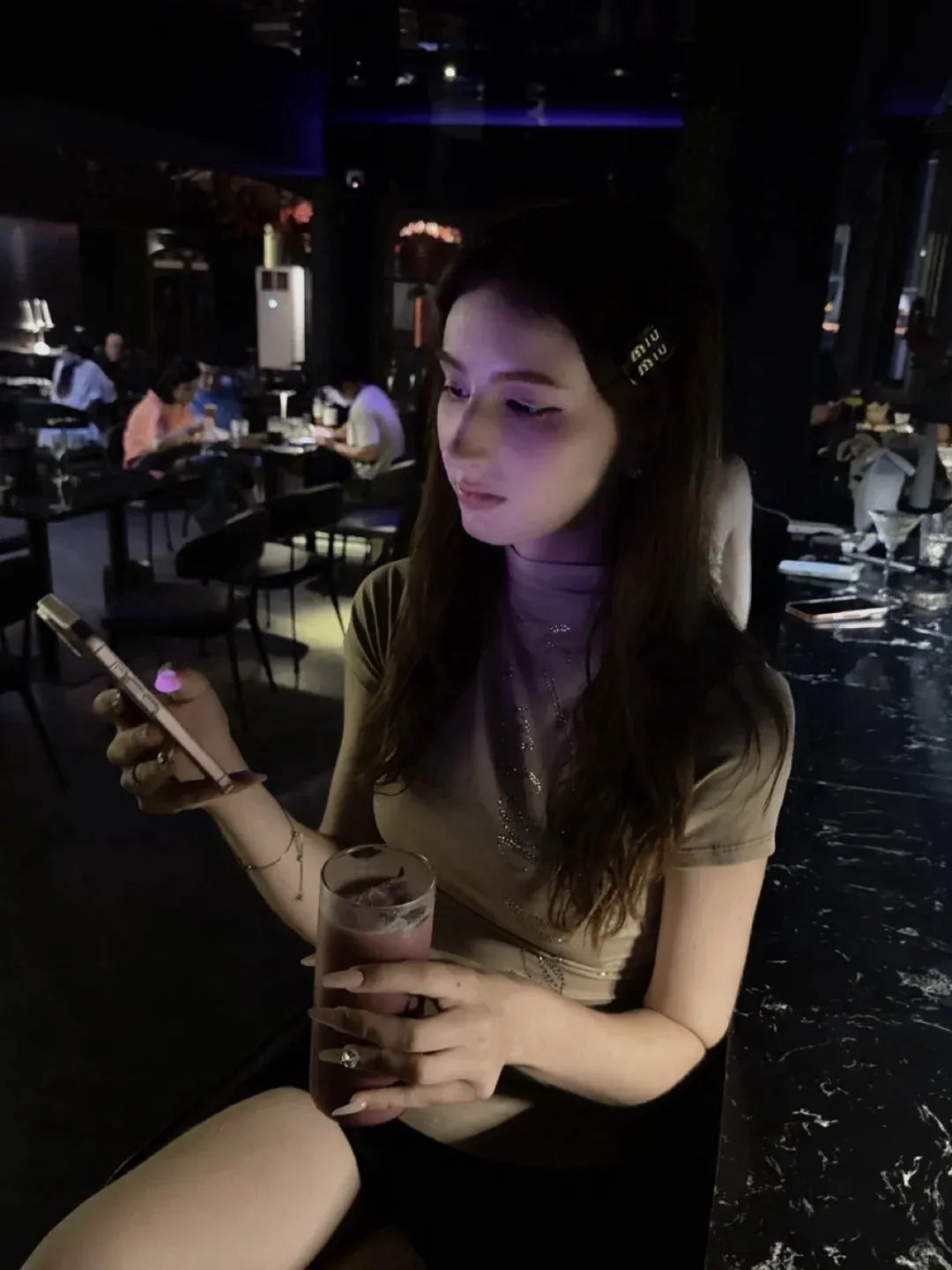 武汉的夜晚｜在长江边喝一杯🍸 坐在窗边喝一杯，刚好可以看到长江和对岸的灯光