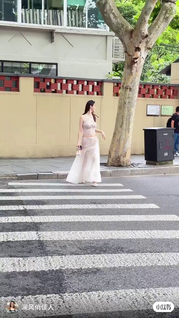 上海街头偶遇超级车模小乌苏，漂亮老外都看 #上海街拍 #小红书时装周群聊 #小乌苏车模 #路人视角