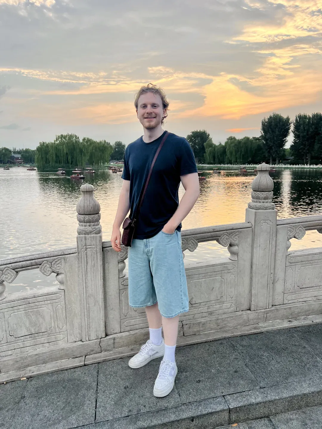 在北京的两天 我们两天前到了北京。为了成都炎热的天气，我们坐飞机来到了北京。