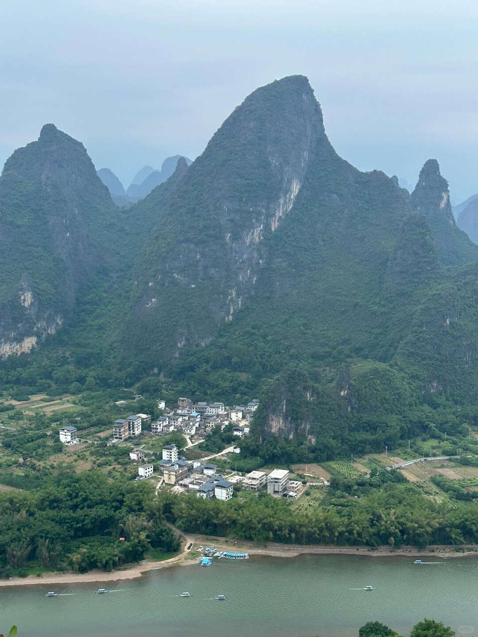 Sudah berwisata ke Guilin, tempatnya sangat indah.