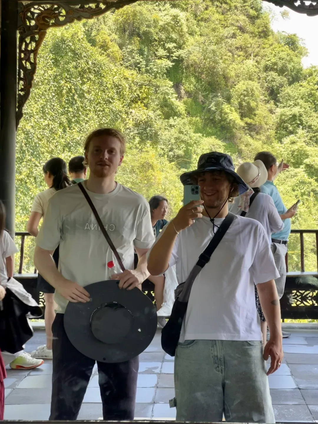 这几天在成都 昨天我们很早就去看大熊猫了。天气很热,所以它们都有一点累,一直在休息,不过还是很可爱。