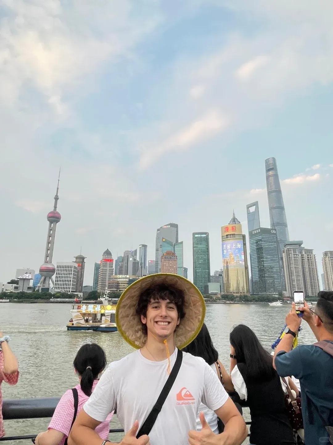 上海 这是我第一次来上海 这里的人非常善于自我表达,穿着也相当时尚。