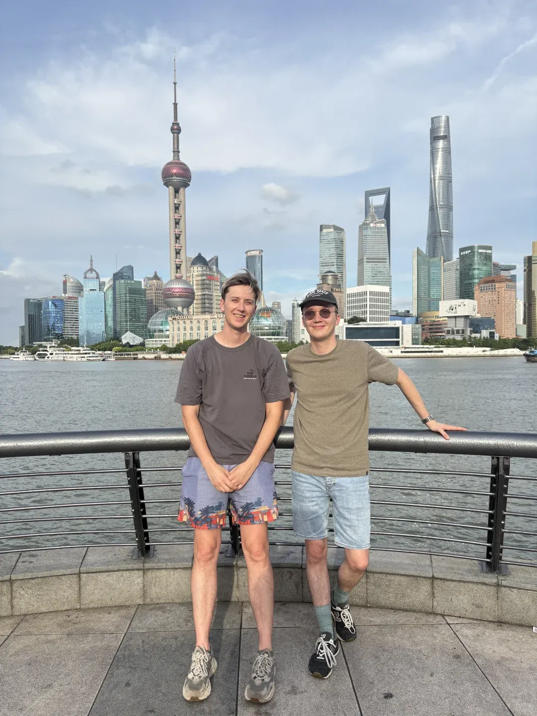 本地老外带法国人哥哥旅游中国 虽然我不是中国人, 但在中国生活三年, 已经从游客变成本地老外。