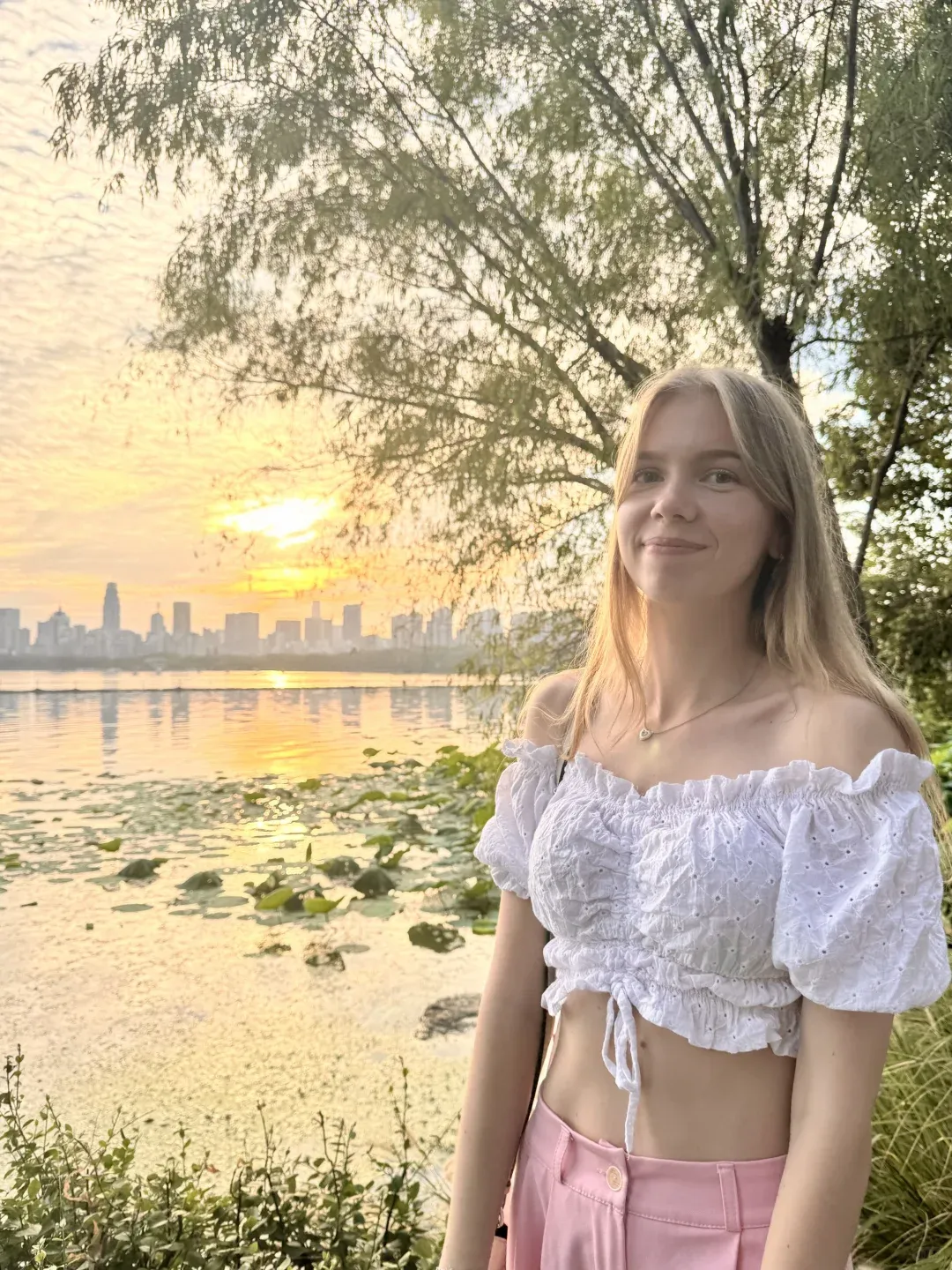 乐不思蜀 🤭 #武汉 #中国 #外国人 #俄罗斯美女 #东湖 #日落 #华师 #华中师范大学 #留学生