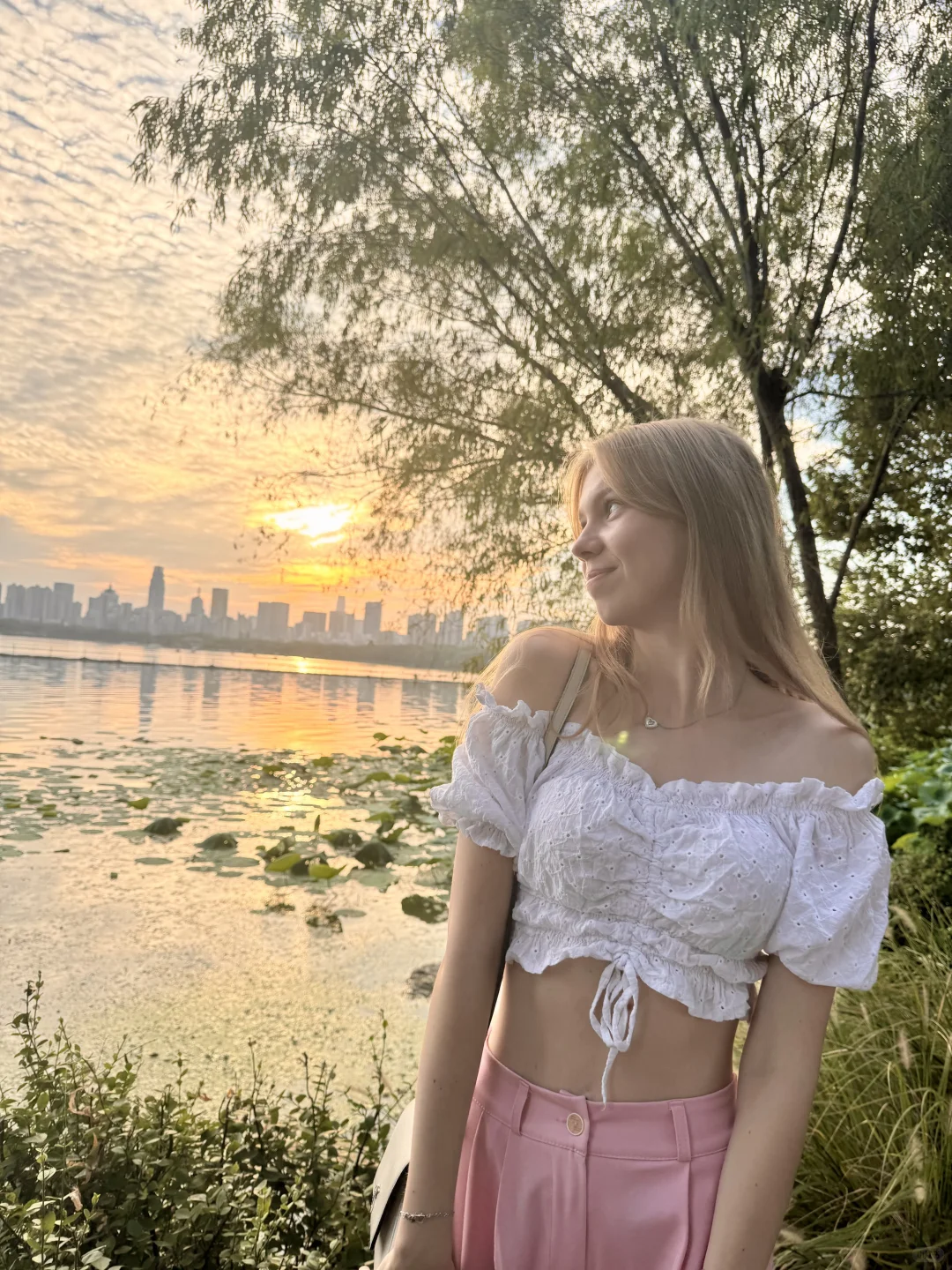 乐不思蜀 🤭 #武汉 #中国 #外国人 #俄罗斯美女 #东湖 #日落 #华师 #华中师范大学 #留学生