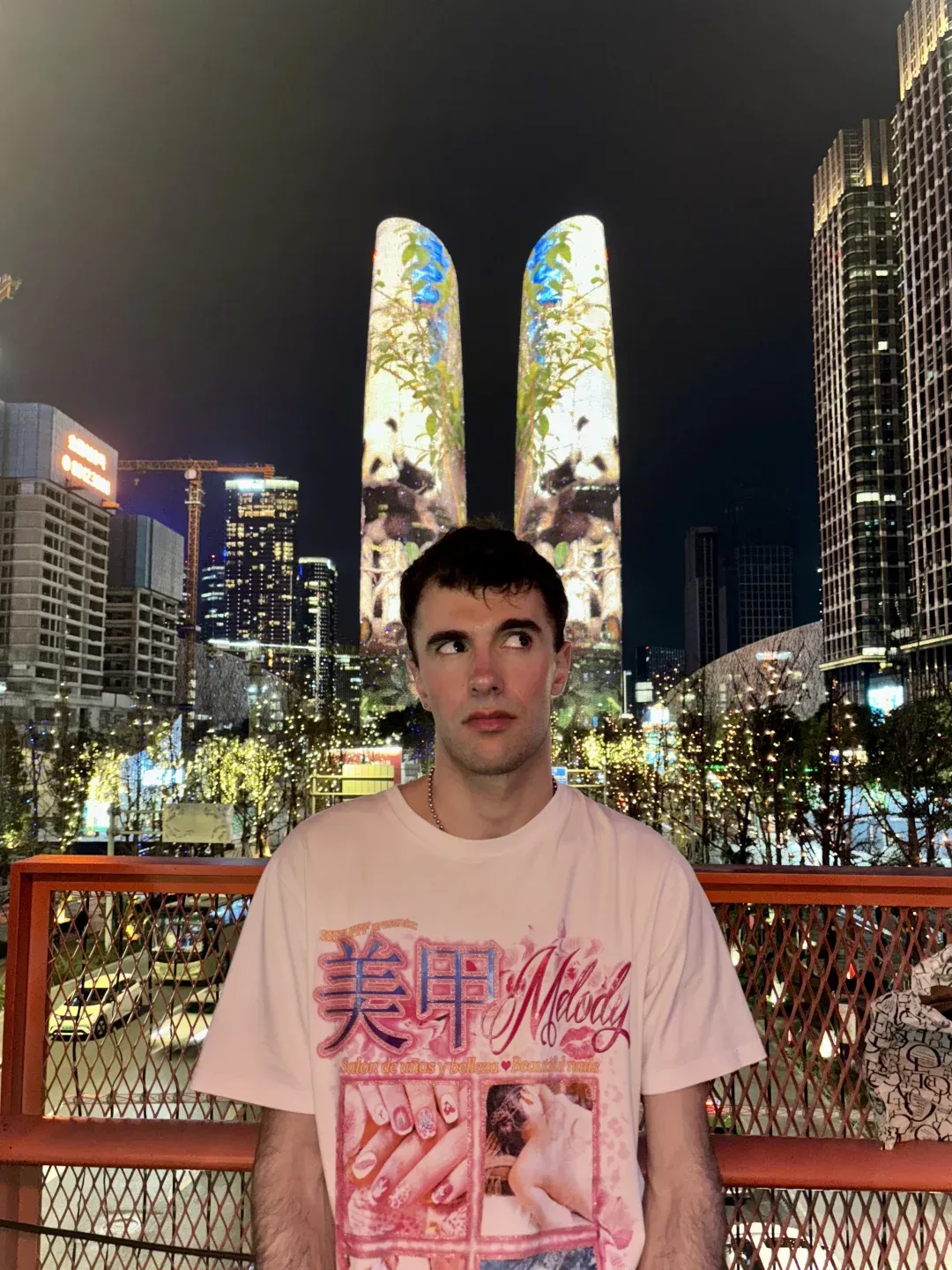 你好成都✨ 嗨～我叫Alex我在成都市工作已经4个月了我是西班牙来的 我对时尚和迪厅很感兴趣