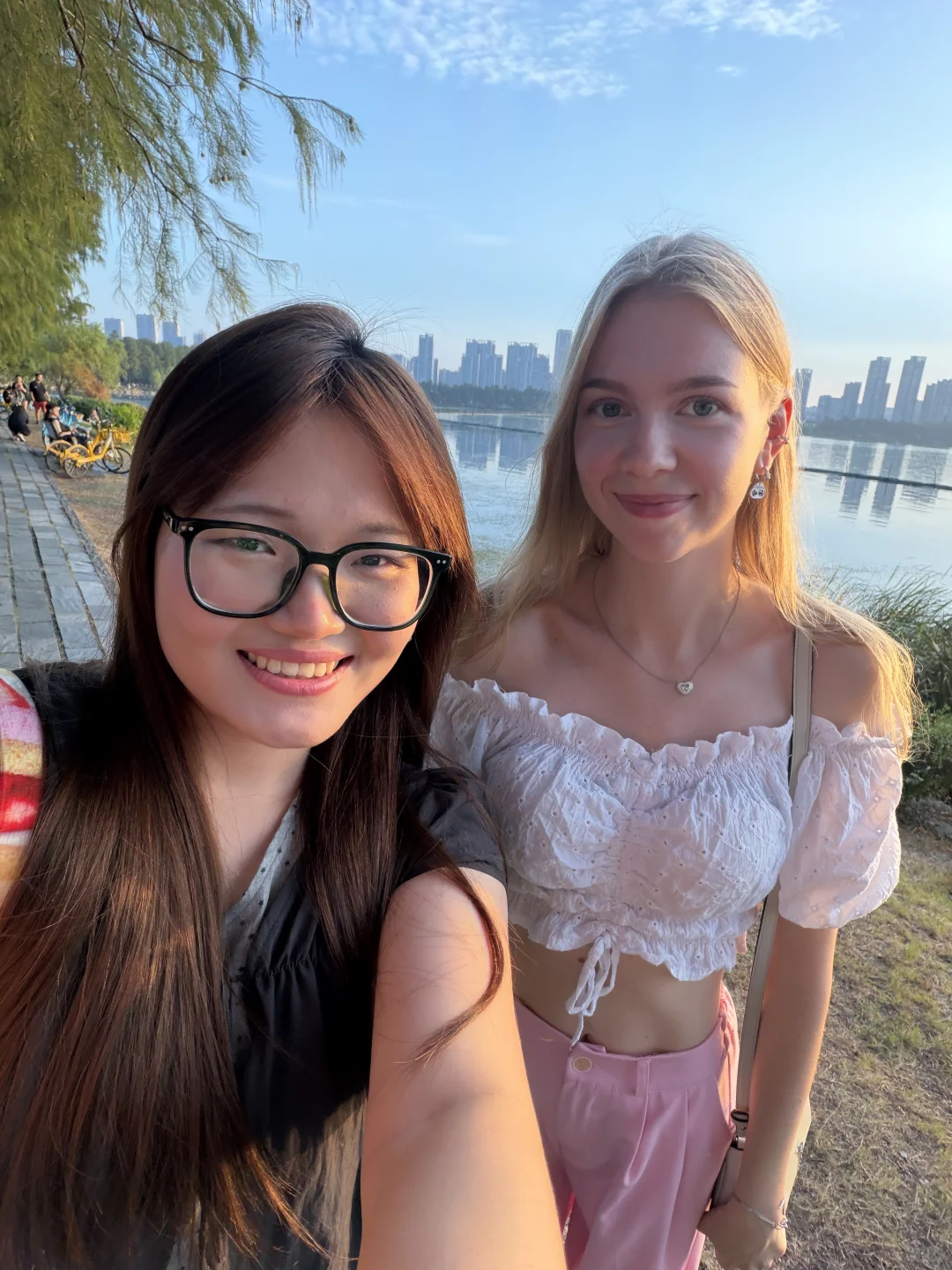 乐不思蜀 🤭 #武汉 #中国 #外国人 #俄罗斯美女 #东湖 #日落 #华师 #华中师范大学 #留学生