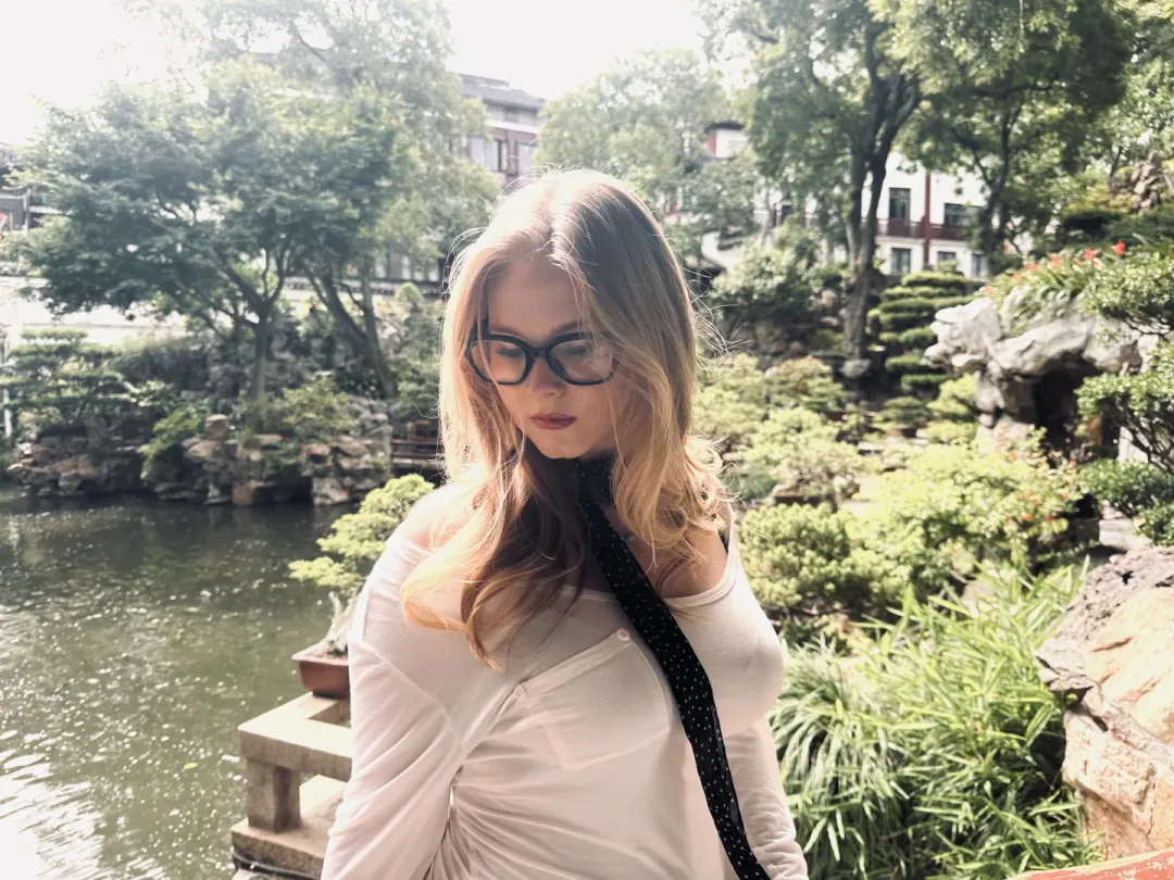 an American who teaches English in Shenzhen