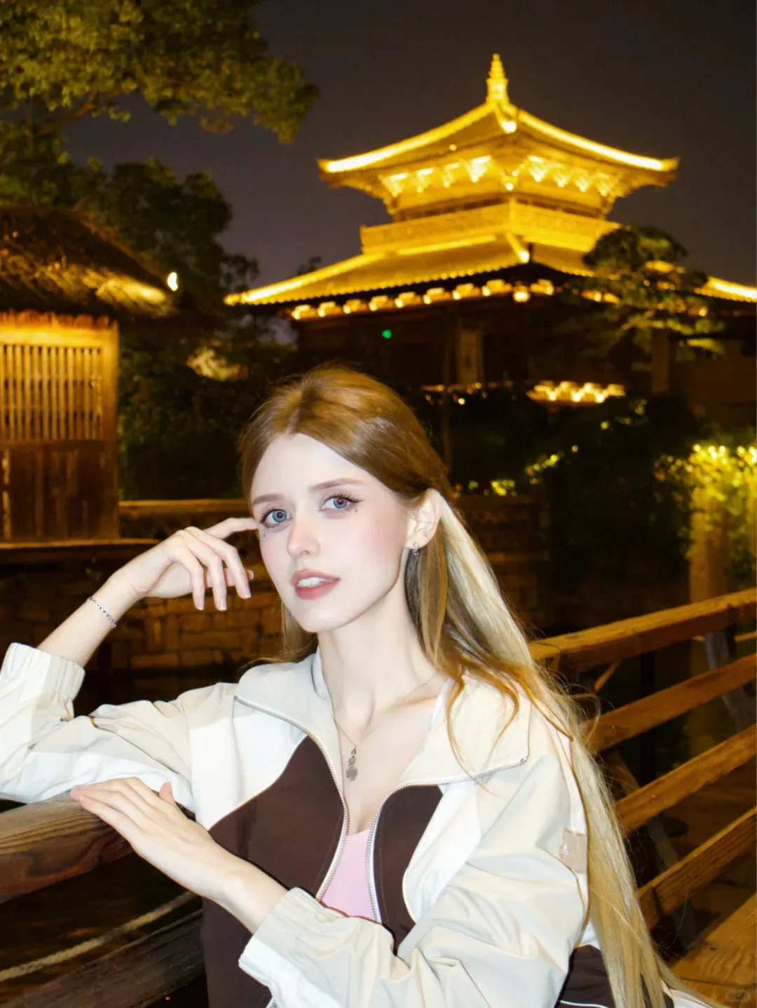 Foreigners go to Puyuan Ancient Town for the first time