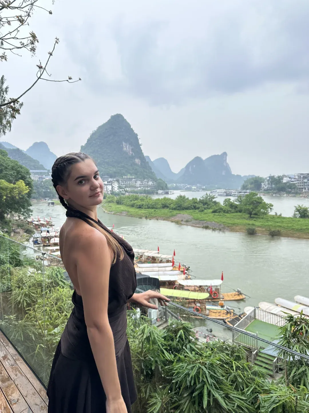 Why do foreigners go to Yangshuo to play? 1.
